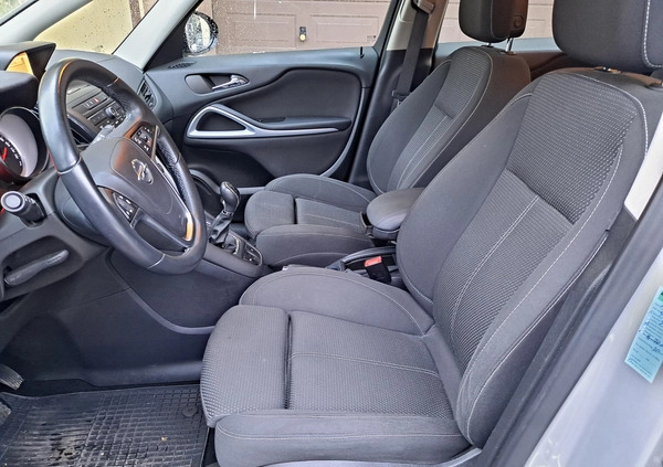 Opel Zafira cena 33900 przebieg: 131000, rok produkcji 2012 z Połczyn-Zdrój małe 232